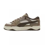 Championes Puma 180 color beige con detalles en blanco.