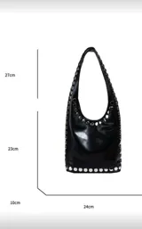 Cartera tipo hobo de cuero sintético color negro, con tachas plateadas en los bordes.