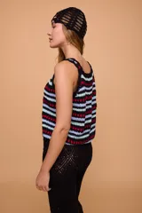 Gorro tipo casquete tejido a crochet color marrón.