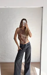 Top halter con estampado multicolor y lentejuelas, con tiras para atar en el cuello y la espalda.