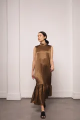 Vestido largo y amplio con cuello alto y mangas cortas abullonadas. Diseño a rayas verticales en tonos dorado y gris. Incluye viso liso al tono.