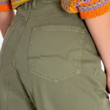 Pantalón de jeans verde militar, estilo cargo, de tiro alto, con bolsillos laterales y detalles de patchwork en dos tonalidades.