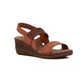 Sandalia de mujer con plataforma tipo cuña de altura media, color marrón oscuro. Presenta tiras de cuero color caramelo, una tira frontal con perforaciones y una tira ancha elástica tejida en tonos marrones y negros. Posee tira de ajuste en el talón.