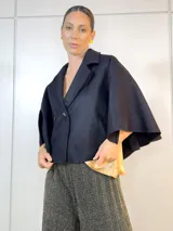 Capa corta negra de paño con cuello solapa y doble botonadura.