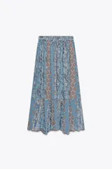 Falda larga de tiro alto con cintura ajustable con lazada y bajo con volantes. Estampado con motivos paisley en tonos celeste, azul y marrón.
