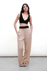 Top de bikini negro de tejido italiano con protección UV+50, de corte clásico y calce adaptable.