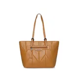 Cartera tipo shopper color marrón con diseño geométrico acolchado. Tiene doble asa de hombro con hebillas ajustables y cierre superior con cremallera. Incluye bolsillo frontal con cremallera y tirador de flecos.