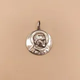 Medalla redonda de plata 925 con el perfil en relieve de San Juan Bosco, rodeado por un halo.