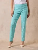 Pantalón verde esmeralda de gabardina elastizada marca Zac & Rachel, con pretina ancha con faja interna modeladora, largo de pierna con costura frontal pespunteada y trasera con bolsillos ojal simulados.