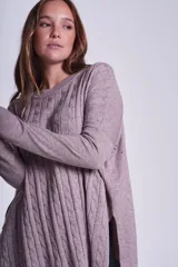 Sweater negro de punto con diseño de ochos, cuello redondo y mangas largas.