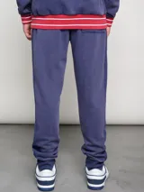 Pantalón de jogging azul con efecto lavado, puños ajustados y escudo del Club Nacional de Football bordado en la pierna izquierda.