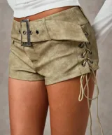 Short color arena con cinturón y cordones cruzados en los laterales.