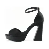 Sandalias negras de cuero sintético con plataforma delantera y tacón cuadrado alto. Tira delgada con hebilla alrededor del tobillo.