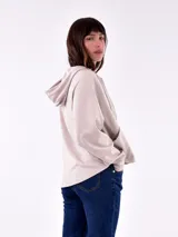 Campera con capucha color azul marino, con cierre frontal y cordones ajustables.