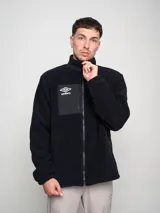 Campera polar negra con cierre frontal y logo de Umbro, ideal para abrigar en climas fríos.