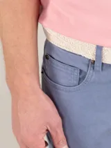 Pantalón de hombre color crudo, marca El Ganso, modelo 5 bolsillos, confeccionado en tejido de sarga con 77% algodón, 20% de algodón reciclado y 3% elastano.