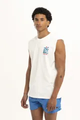 Musculosa blanca con estampado de una palmera y el texto "Pulau" en el pecho.