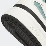 Championes Adidas Forum 2000, color blanco con detalles en celeste y negro. Presentan las tres tiras laterales en celeste y cordones blancos.