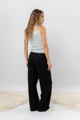 Pantalón jogger wide fit color amarillo pastel, confeccionado en algodón suave, con cintura elástica con cordón ajustable y bolsillos laterales funcionales.