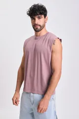 Musculosa rosa con cuello redondo y estampado frontal con texto en el mismo tono.