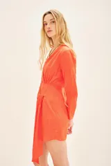 Vestido corto color naranja, de viscosa jacquard, con mangas largas, escote cruzado, corte en la cintura, falso nudo y cierre invisible.