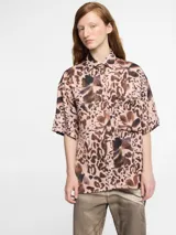 Camisa de viscosa y algodón con estampado de leopardo en tonos rosa y morado, de corte holgado y mangas cortas.