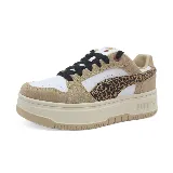 Zapatillas urbanas Puma Rebound Femme Low Animal, color blanco con detalles en beige y estampado animal print.
