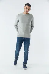 Sweater negro de algodón con cuello redondo y logo bordado en el pecho.