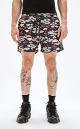 Short de baño negro con estampado de nubes celestes y rosadas.