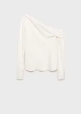 Blusa color crudo de tejido satinado, con cuello drapeado, mangas largas con puños abiertos y corte recto. Ideal para eventos formales.