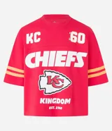 Remera roja de algodón con corte boxy, cuello redondo y mangas cortas. Estampado frontal con el logo de los Kansas City Chiefs, el texto "Chiefs" y el número 60.