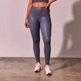 Calza larga de mujer color gris con textura simil reptil.