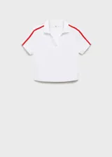 Polo deportivo azul con cuello clásico, corte entallado y mangas cortas con dos rayas blancas en los hombros.