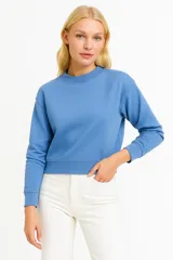 Buzo celeste de algodón con cuello redondo y mangas largas.
