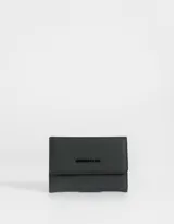 Billetera rectangular de cuerina color negro con solapa y broche metálico.