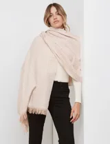 Bufandón tejido marca Barrington, confeccionado en poliéster con terminación de flecos en los extremos. Presenta un diseño de punto con micro-patrón geométrico en tonos claros.