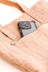 Bolso tote de cuero color beige con textura tipo cocodrilo y doble asa de hombro.