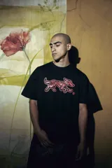 Remera negra de corte regular fit, con estampa de un perro en color salmón.