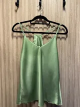 Top amarillo de seda con breteles finos y espalda nadadora.