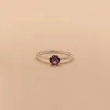 Anillo de plata 925 con una amatista ovalada engarzada.