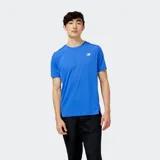 Remera de running New Balance Accelerate de manga corta, color azul con logo blanco en el pecho. Confeccionada en poliéster ligero con tecnología NB DRYx para controlar la humedad.