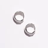 Aros tipo argolla de plata enchapada con circonita rectangular engarzada.