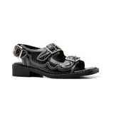 Sandalias bajas de cuero sintético color blanco hueso, con tres tiras horizontales con hebillas metálicas plateadas.