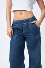 Pantalón jean ancho color gris oscuro, con elástico en la cintura y cordones ajustables en los bajos. Cuenta con grandes bolsillos laterales y traseros.