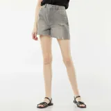 Short de jean gris con efecto desgastado y acabados sin rematar.