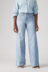 Pantalón de jean celeste de tiro medio y corte wide leg.