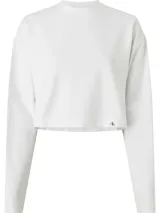 Remera blanca de corte cropped, cuello redondo y mangas largas. Presenta logo de la marca en el dobladillo.