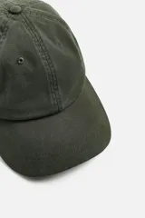 Gorra verde militar de algodón con efecto lavado y visera curva.