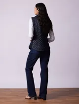 Chaleco capitoneado azul marino, marca Gallery. Con cierre central, bolsillos frontales con cierre, laterales elastizados y forro interno a tono.