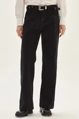 Jean recto de tiro medio, color negro, con textura sutil de animal print en relieve.